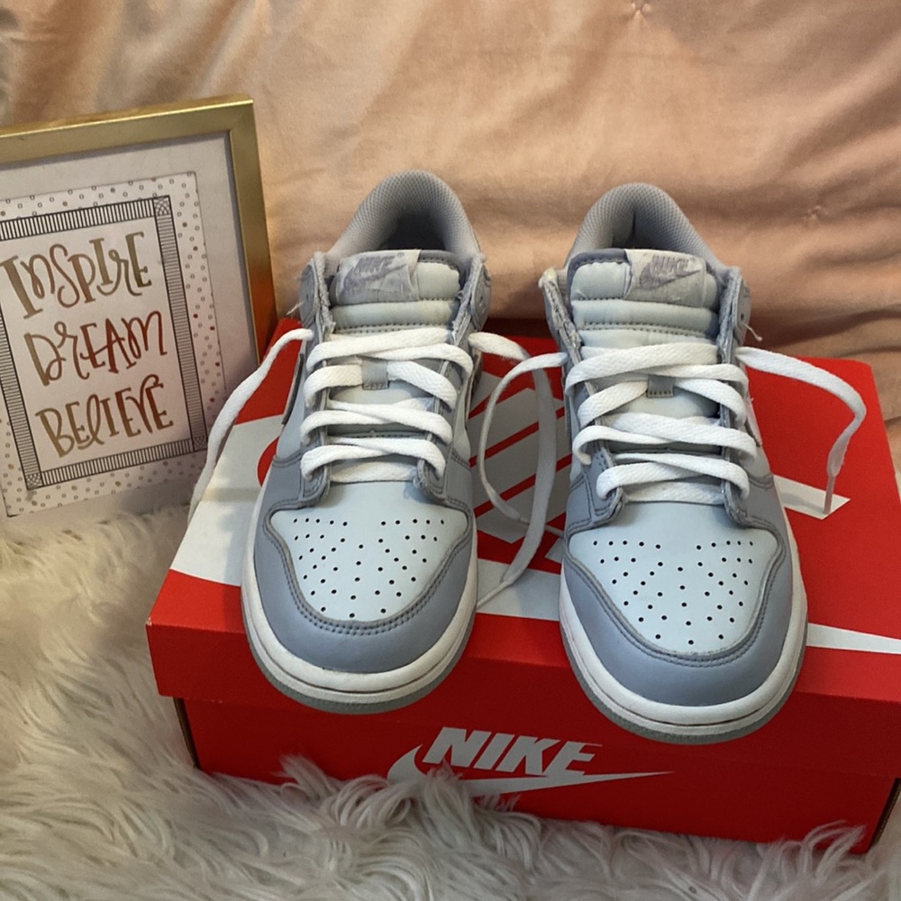 nike dunk low- Pure platinum/white-wolf grey size:5.5 used but good condition.